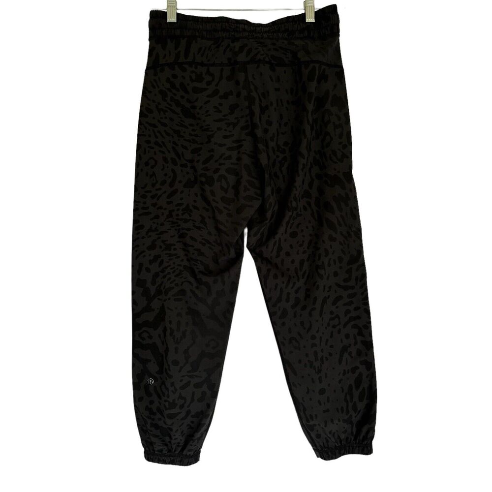 Lululemon women's drawstring cropped jogger style animal print pants size 4 - Picture 2 of 6